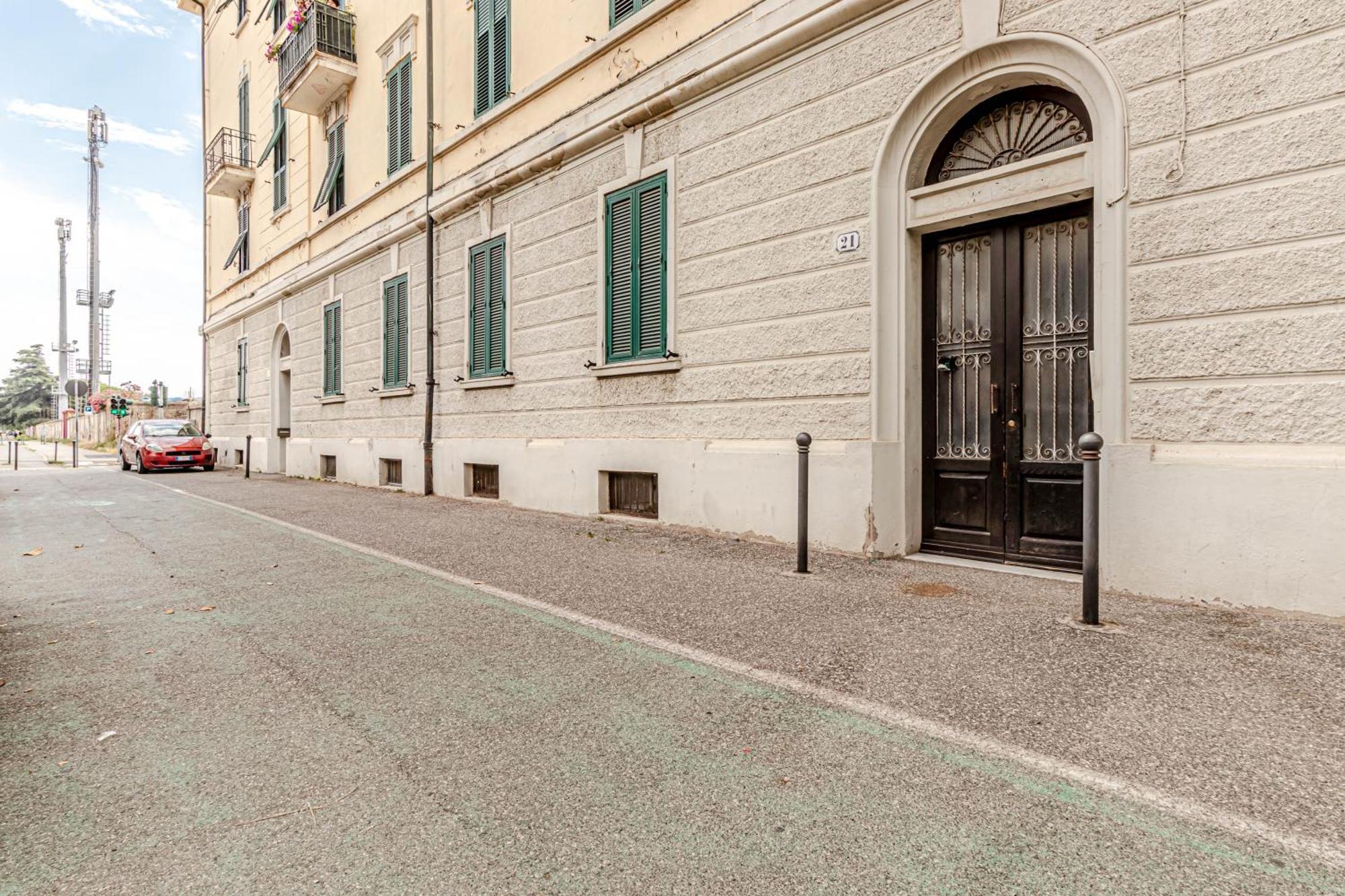 Moonlight Stylish Central, Hospital & Station Livorno Bagian luar foto